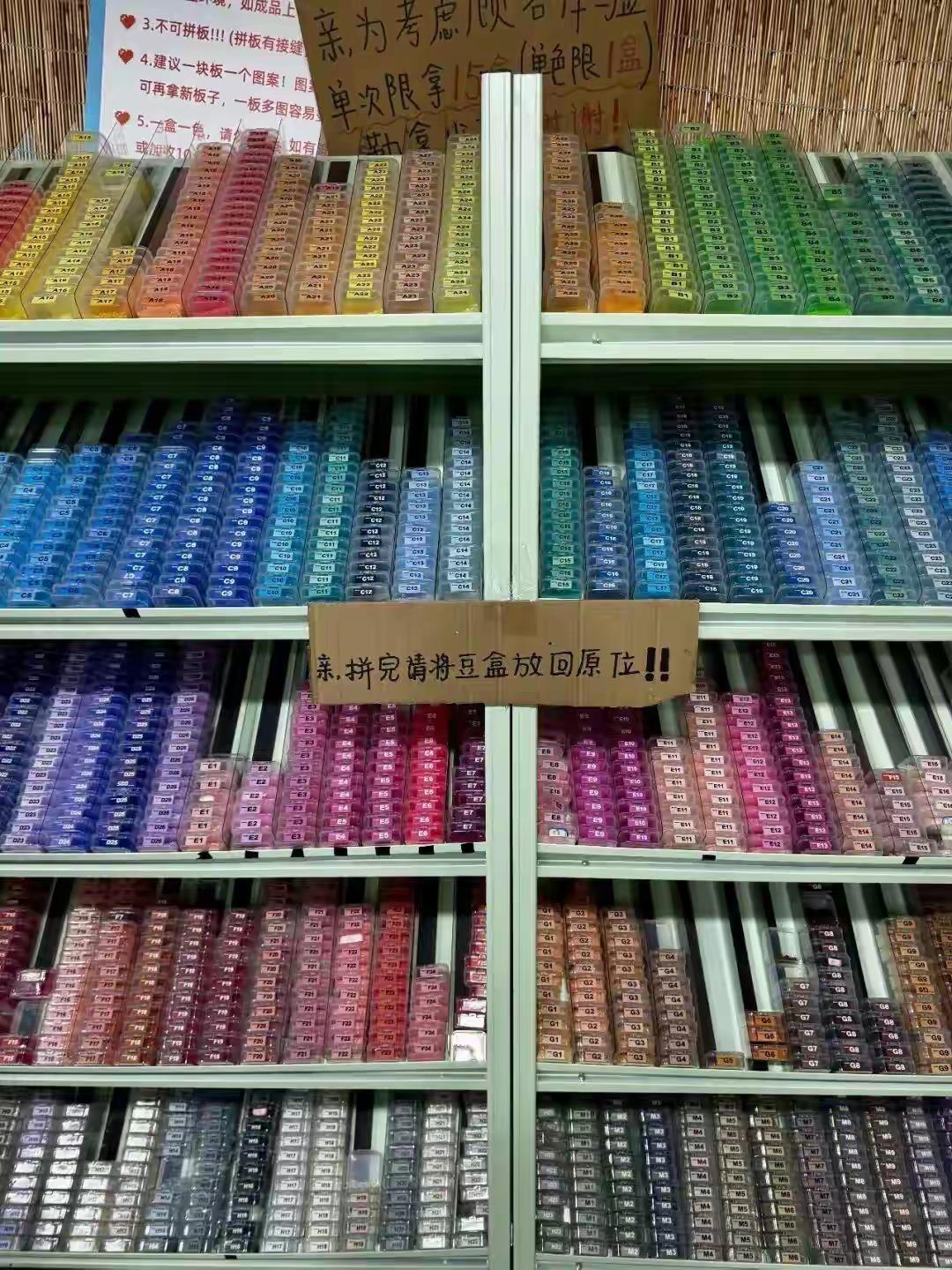 “一杯19.9的拼豆，凭啥让人一坐五小时？”——杭州这家小店，把成年人的情绪按摩