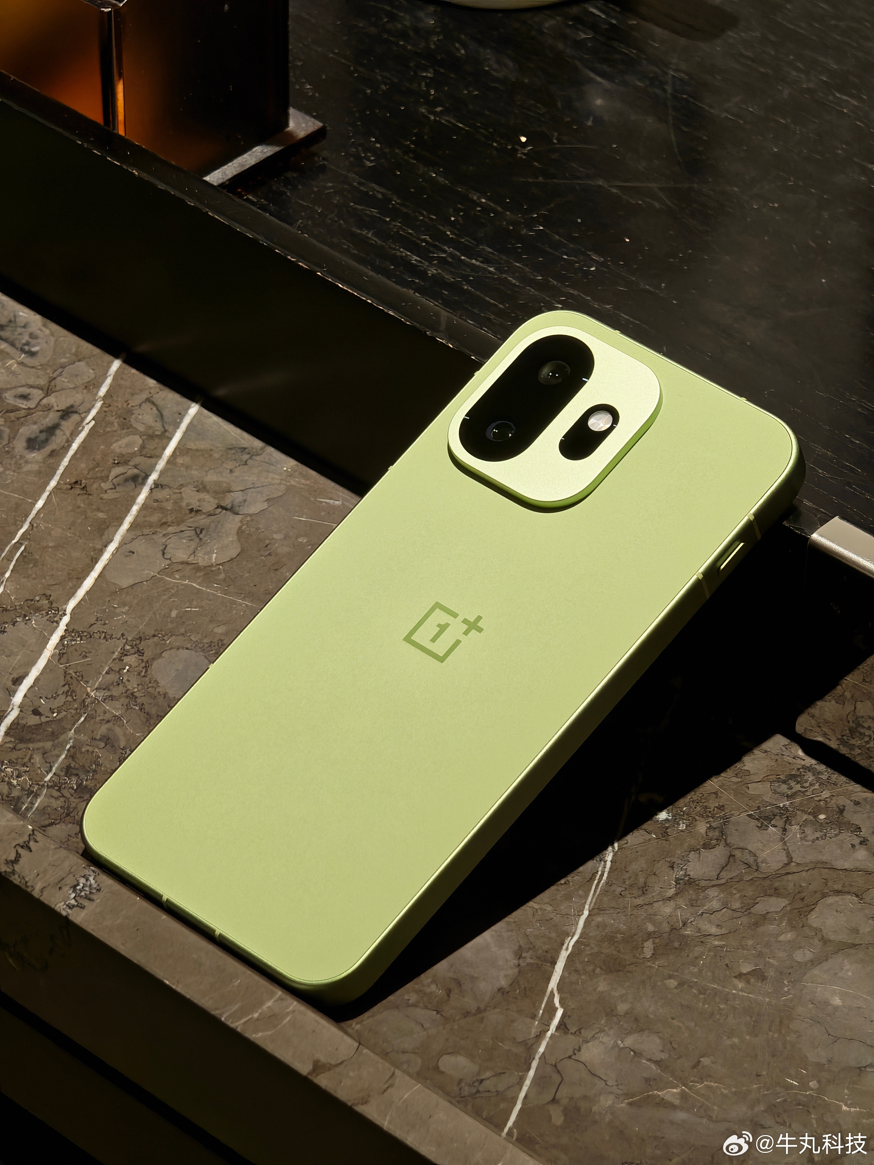 把主力机换到图中机器使用一周了，综合体验真好啊，不愧是小屏大魔王！说三个感受最明