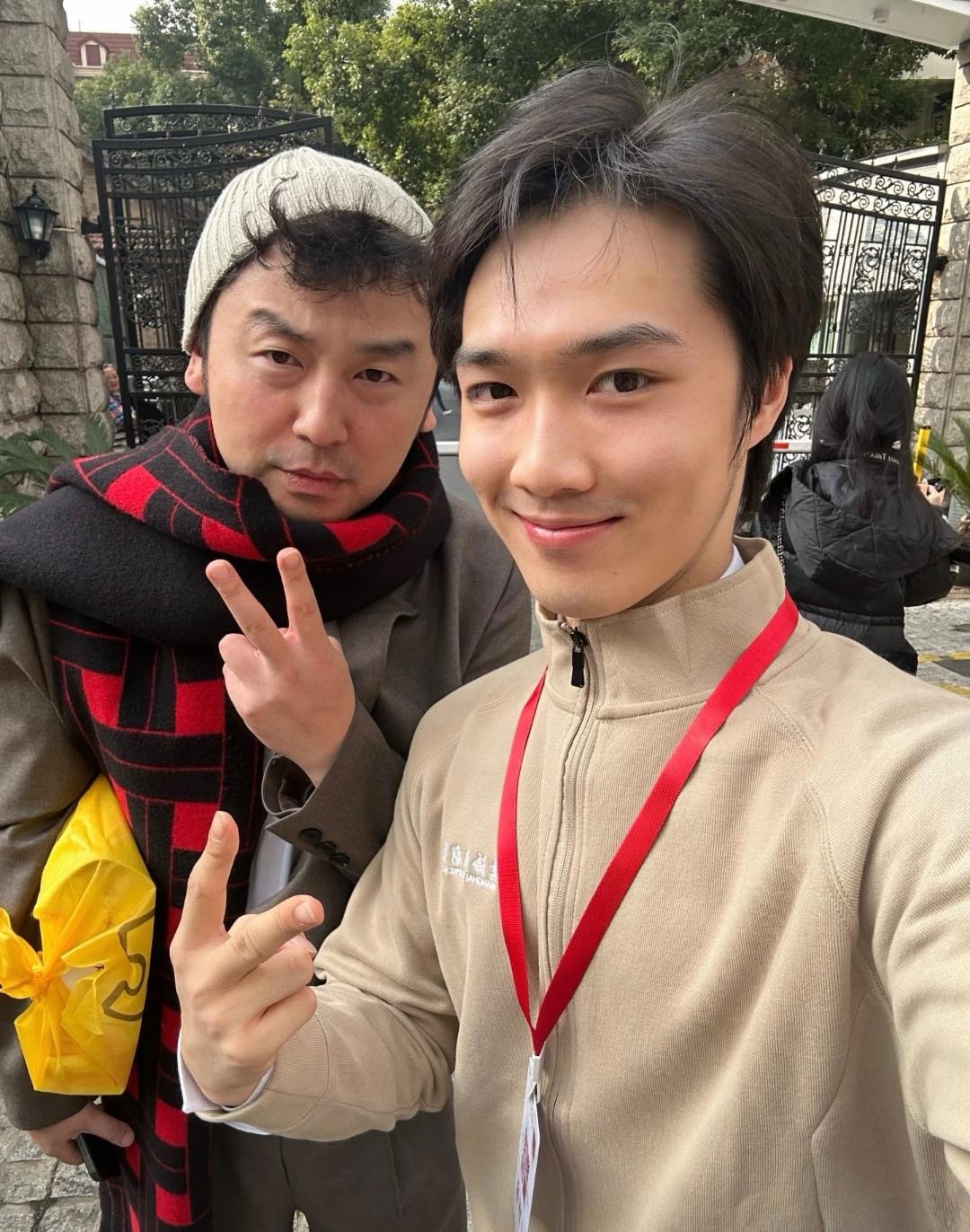 雷佳音在上海街头被网友偶遇，他的打扮太奇怪了，额前头发稀疏，头大脸大，外形真的好