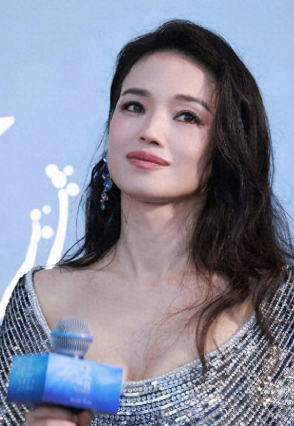 49岁舒淇澳门红毯惊艳众人，银色亮片裙尽显性感优雅