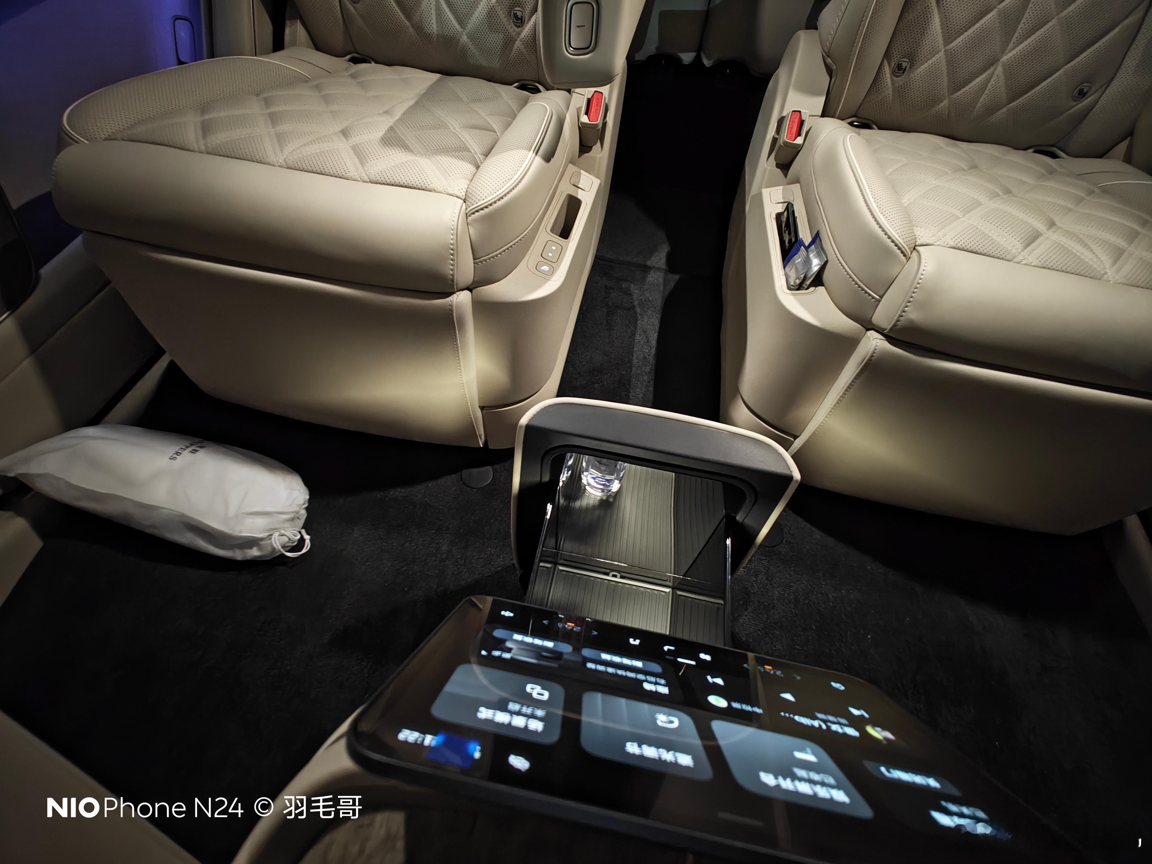 大家现在看到的画面就是蔚来新8的冰箱门内侧镜子视野，是的你没看错，为了方便前排乘