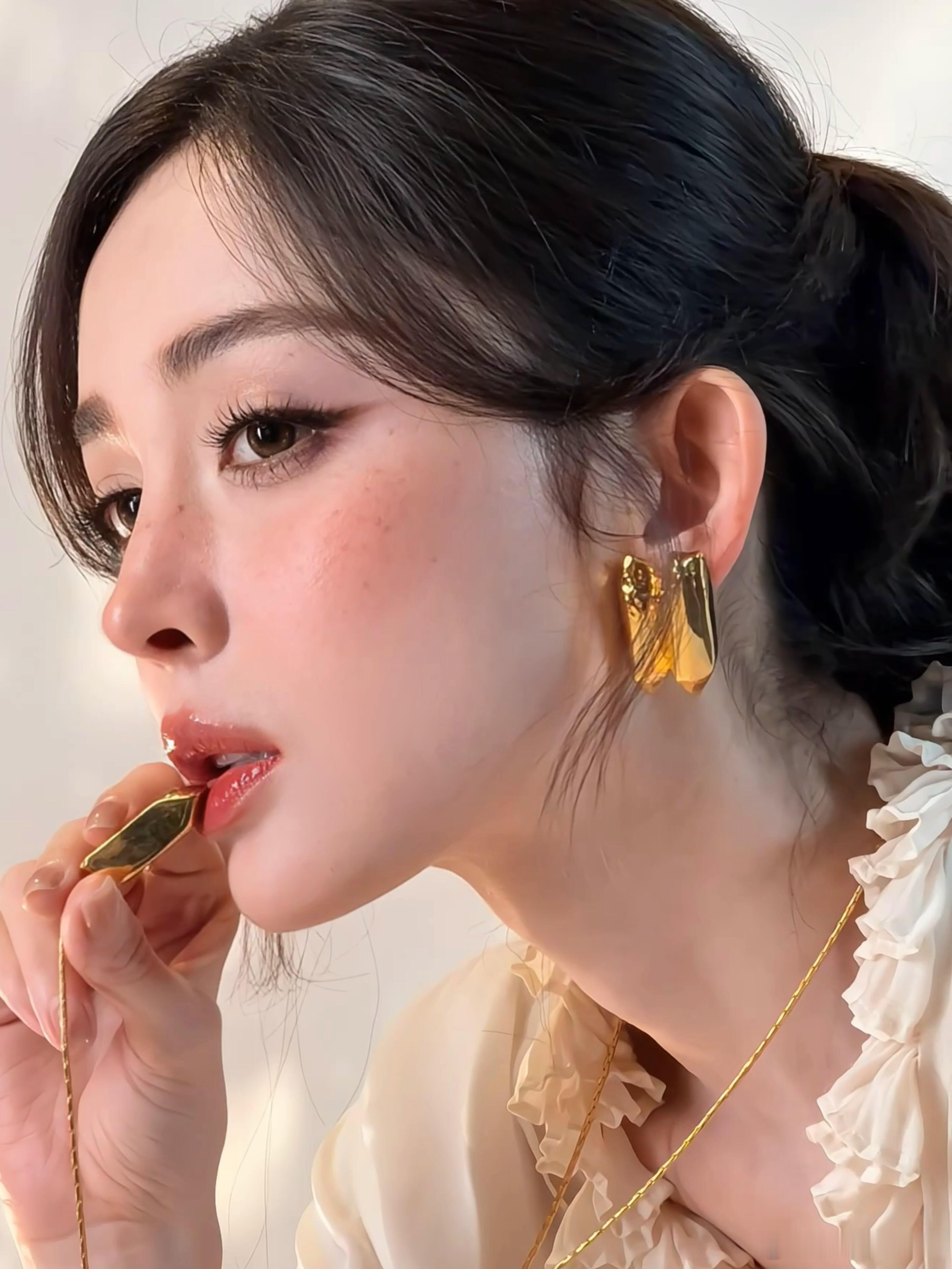 谁能拒绝古力娜扎的颜值啊！轮廓流畅五官精致，又美又飒，高清怼脸都挑不出毛病，老天