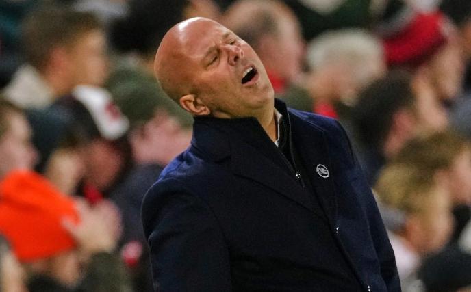 利物浦我为什么一直强调斯洛特是一个平庸的教练呢？因为他不够虚心，最起码的吃一堑