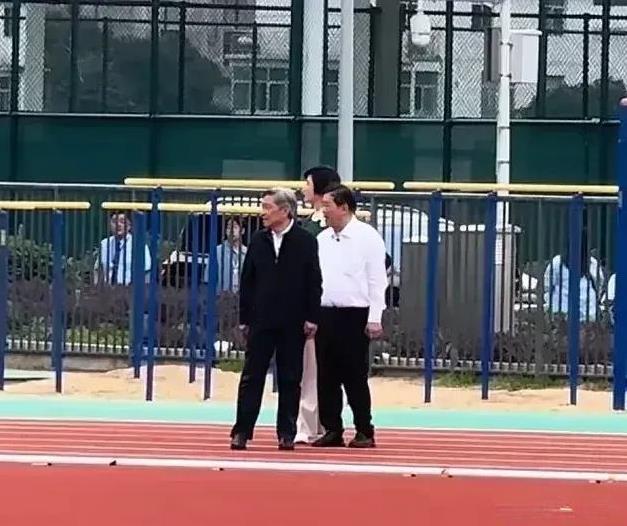 曹德旺为了福耀科技大学的招生，和王树国校长一起把知名主持人吴小莉请到学校参观。