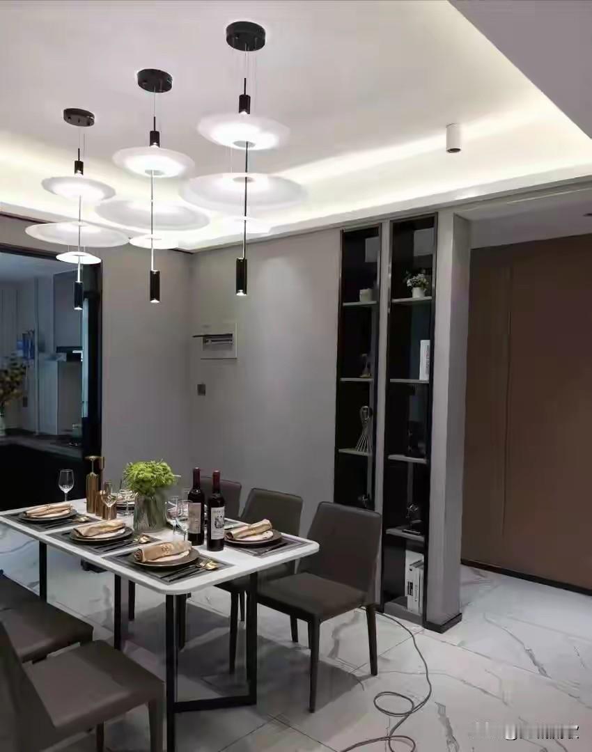 看现在的房价趋势，只有上涨的份儿了。房地产市场调整已经四五年了，市场上存量房产多