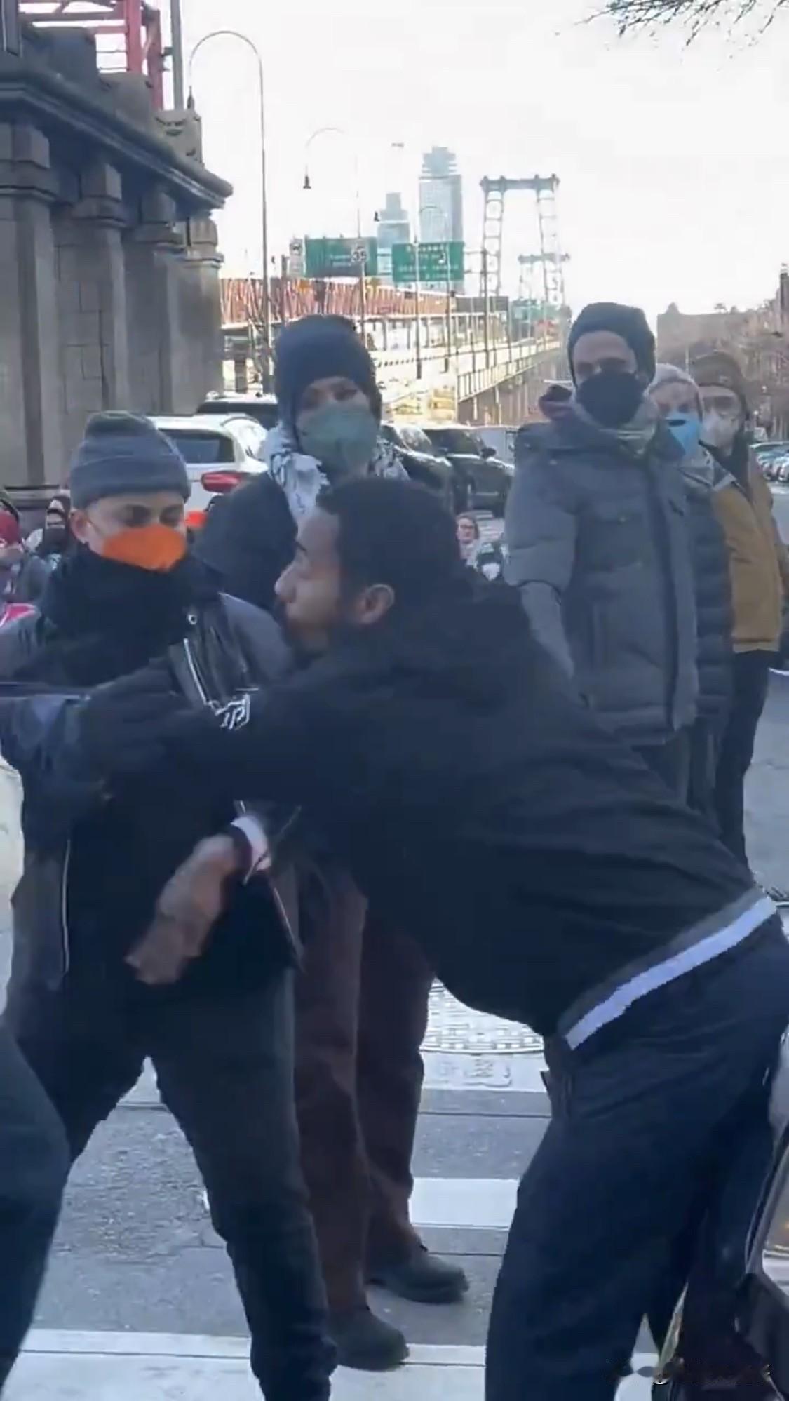 明尼阿波利斯市民野蛮封路扰民自发生ICE执法枪击案后，一大波拿