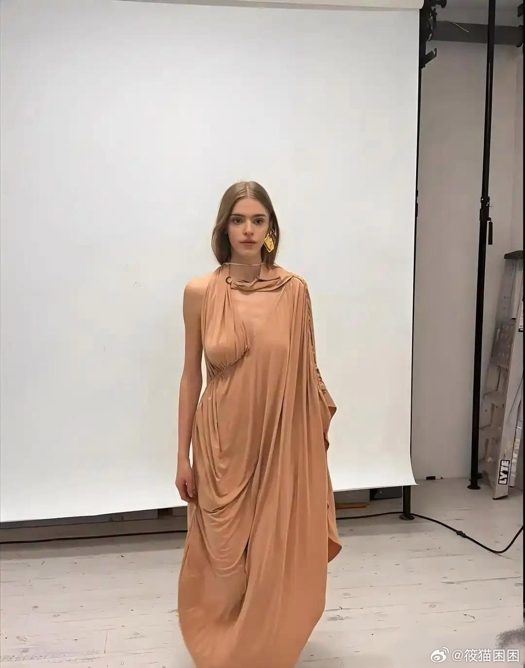 一件衣服藏着两种风情有人看见松弛有人读懂欲望真正的高级从来不用刻意暴露