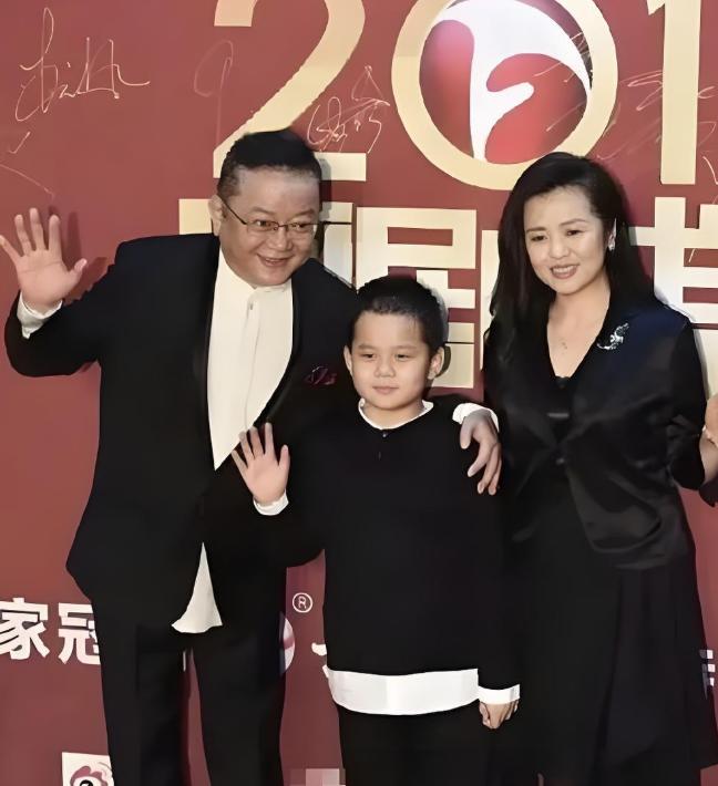 已经77岁的王刚，前不久出手了一件藏了半辈子的官窑瓷器，拍得整整三千万。谁也没想