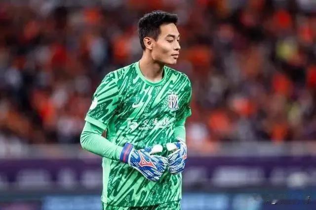 申花主力门将薛庆皓被“三停”这波操作真是把职业球员的底线踩得稀碎!上轮踢