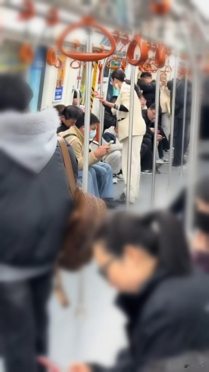 地铁上女人的彪悍与路人的冷漠你觉得哪个更加可怕？听着白衣服女人一边喊“救命啊