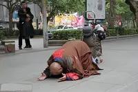 朝圣者磕头两万五，毛主席领导红军走了两万五——谁在把众生普渡？最近，经常看到