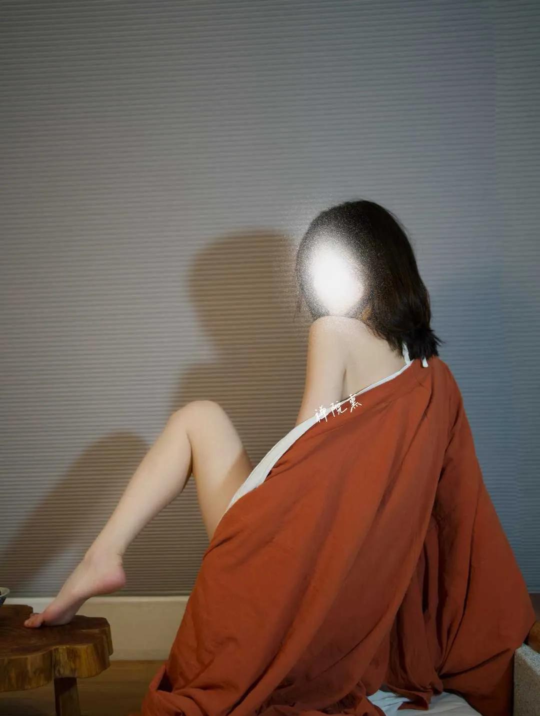 烛影下的艺术品