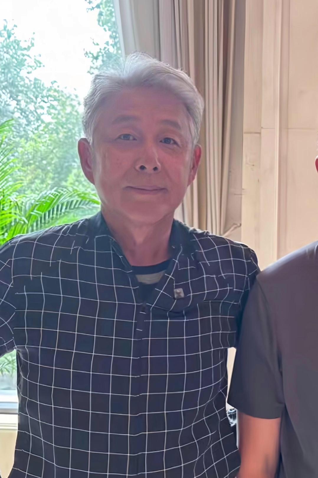 70岁的陈道明头发全白，自然老去，气质仍在！照片里，他换了一个新发型，不再是之前