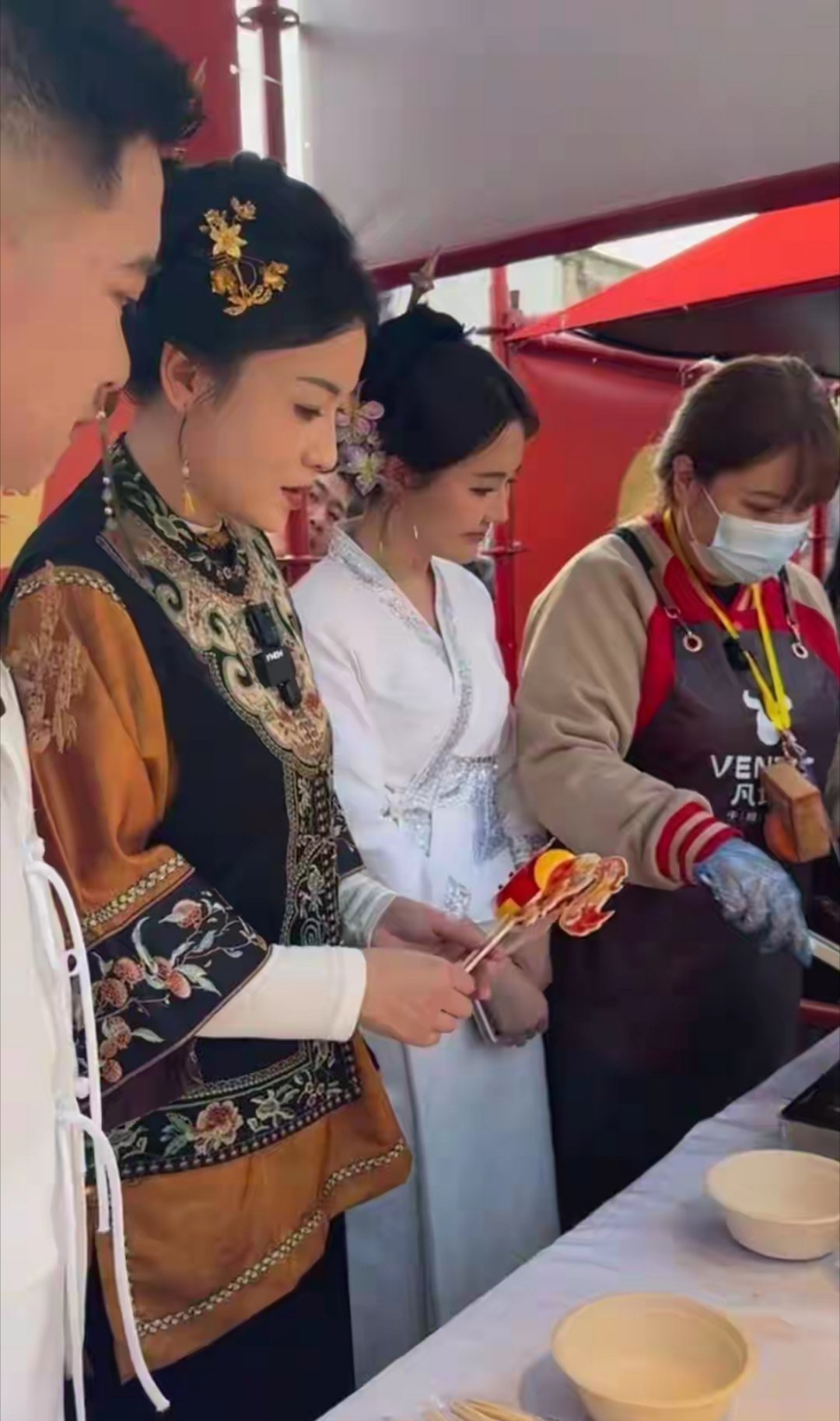 41岁叶一茜福州录节目，一身国风打扮惊艳路人，吃鸡排都这么贵气