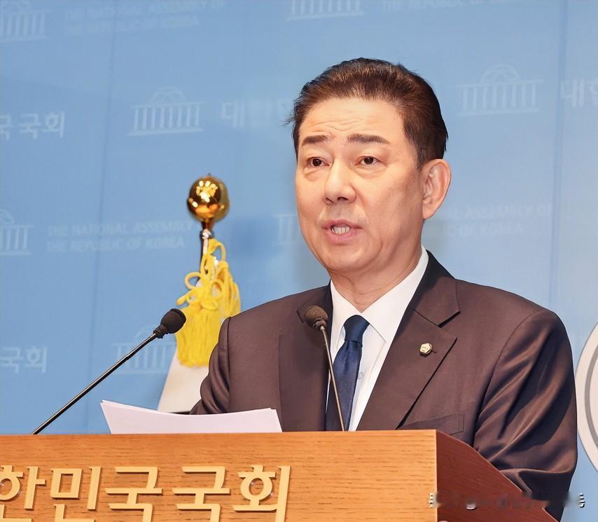 2月25日，韩国首尔警方公共犯罪侦查大队以涉嫌妨害公务为由，传唤前共同民主党院内