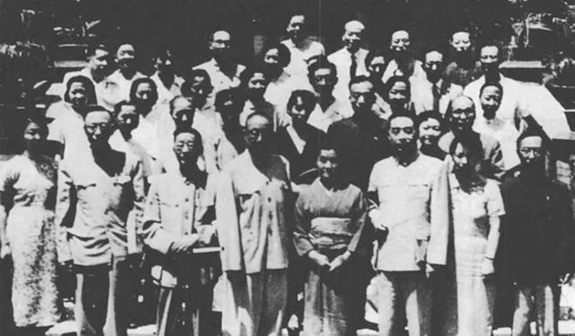 1960年，周总理请溥仪吃饭，席间，溥仪看了一旁的女子好几次，周总理注意到后，就
