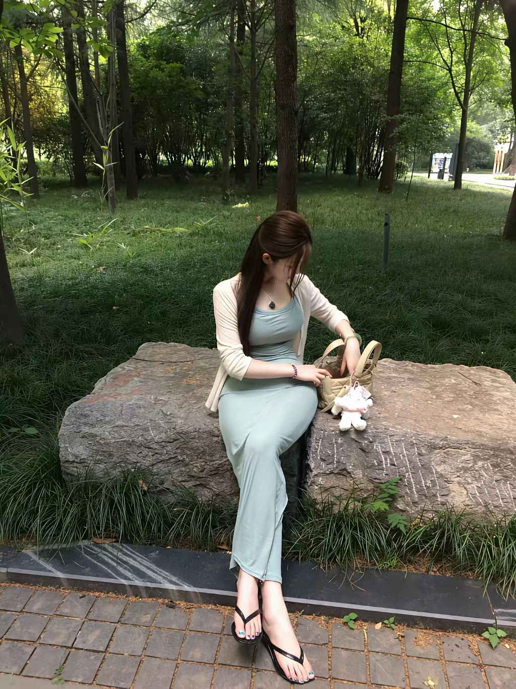 我侄女刚毕业就拿到两个反差极大的offer，一边是家乡乡镇公务员，全包一年8万；