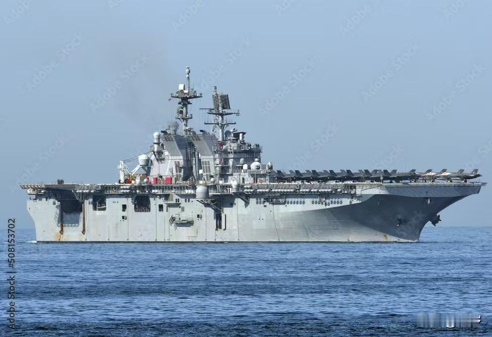 3月17号突然消息！驻在日本的美军“的黎波里”号两栖攻击舰，悄悄出现在新加坡海域