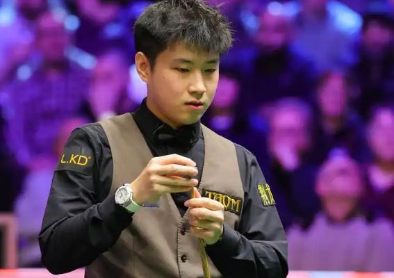 北京时间12月4日，斯诺克英锦赛最后两场1/8决赛赛程如下：21：00，丁俊