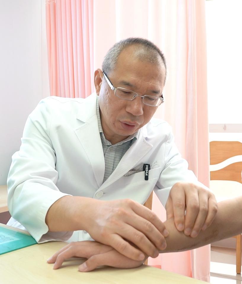 在骨肿瘤的诊断过程中，确诊手段必须依赖病理组织学检查，而穿刺活检因其多...