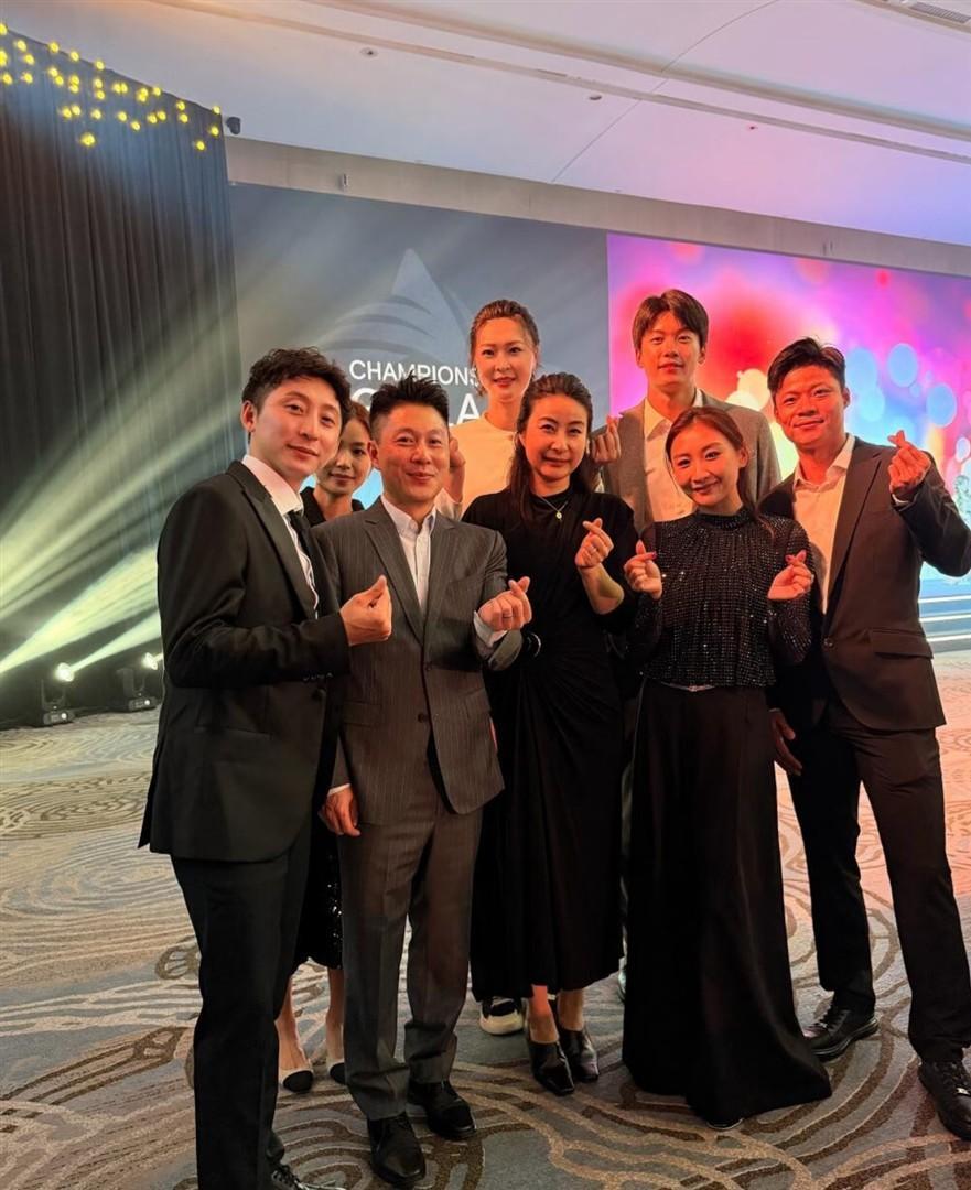 8位体坛名将盛装同框：我认出了气色盈和的李小鹏、林跃，西装革履的苏炳添、汪顺；眉