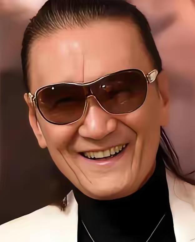 谢贤地位为什么那么高？第一，资历，和李小龙“一时瑜亮”第二，威望，周润发、成