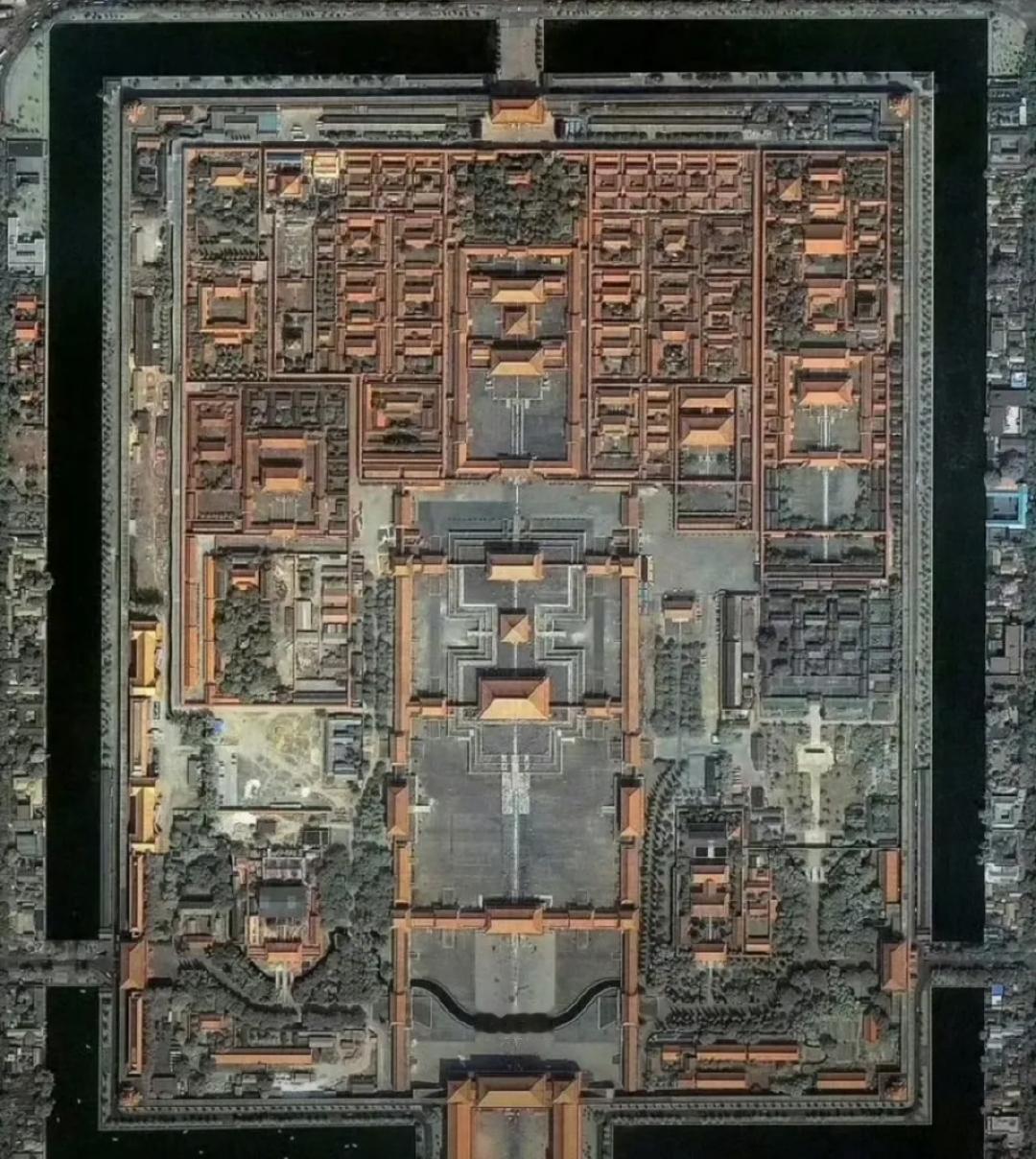 我们古代老祖宗那时没有卫星，更没有无人机，那是如何做到定位如此端正的？而且如