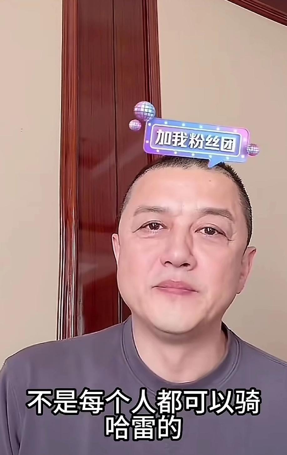 难怪李亚鹏对张雪那么惺惺相惜！李亚鹏在张雪机车获奖机车复制品拍卖的连线上，非