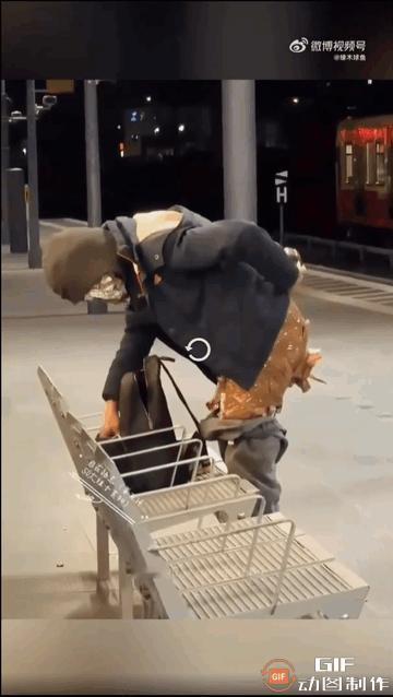 唉，可怜的美国人民，这生活得真是悲惨呐——流落街头睡个觉，都还得给裤裆里缠满胶带