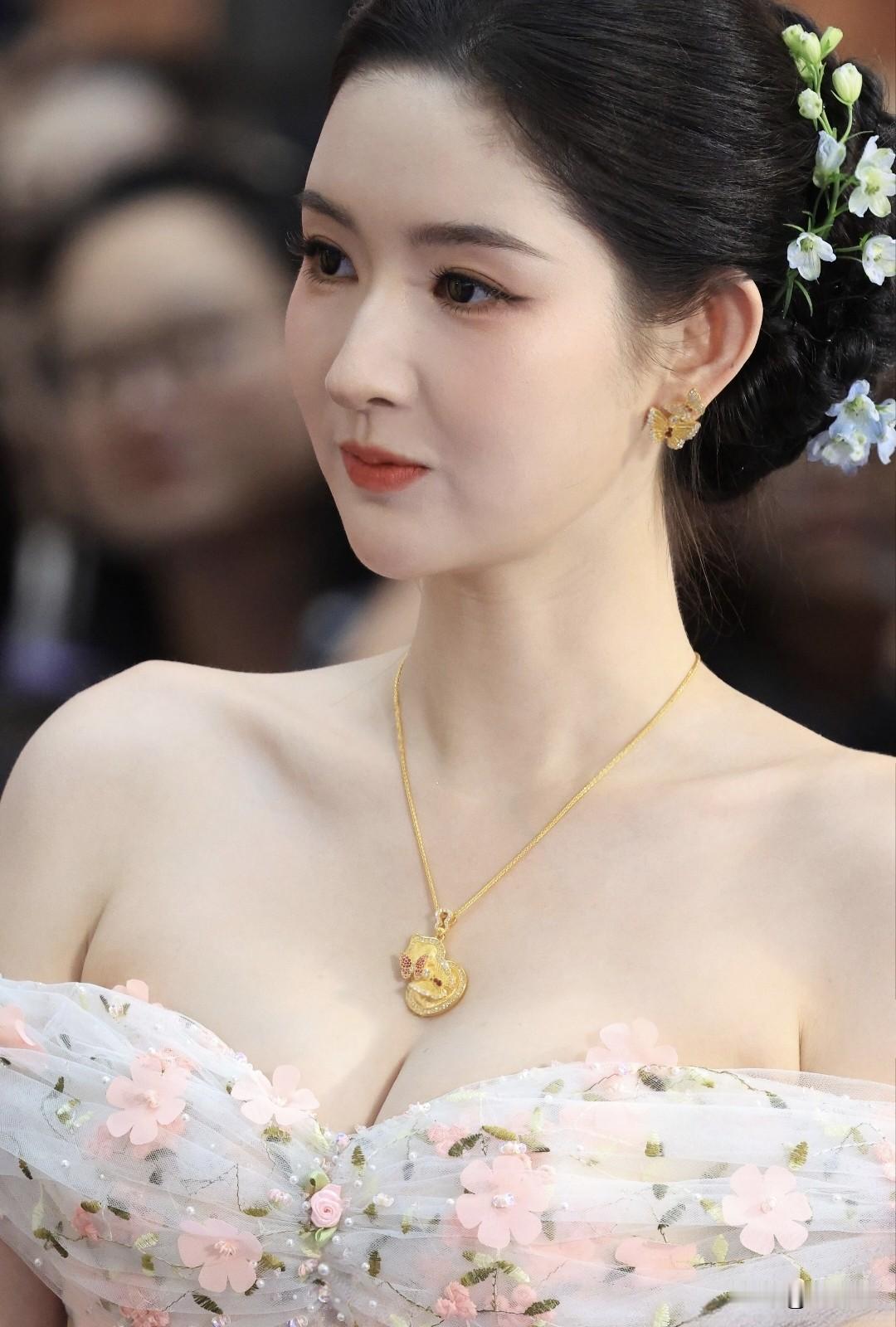 明明五官都挺标致的，脸型也好，还是个凹凸有致的高妹，头身比非常优越，但就是没有大