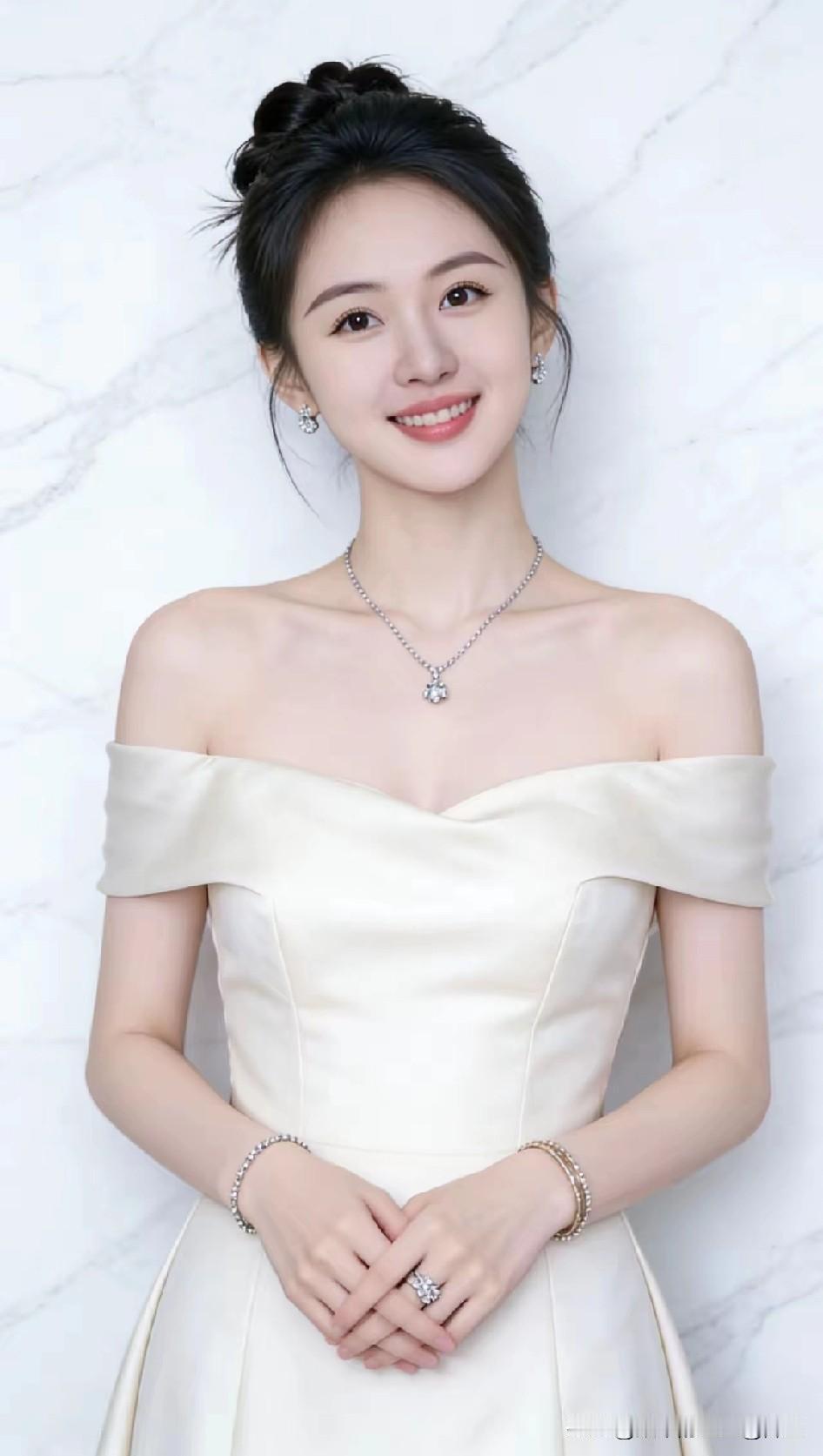 外貌美丽的女人在一些活动中更易成为焦点！如果再加持善良和知性，那一定是极品美女！