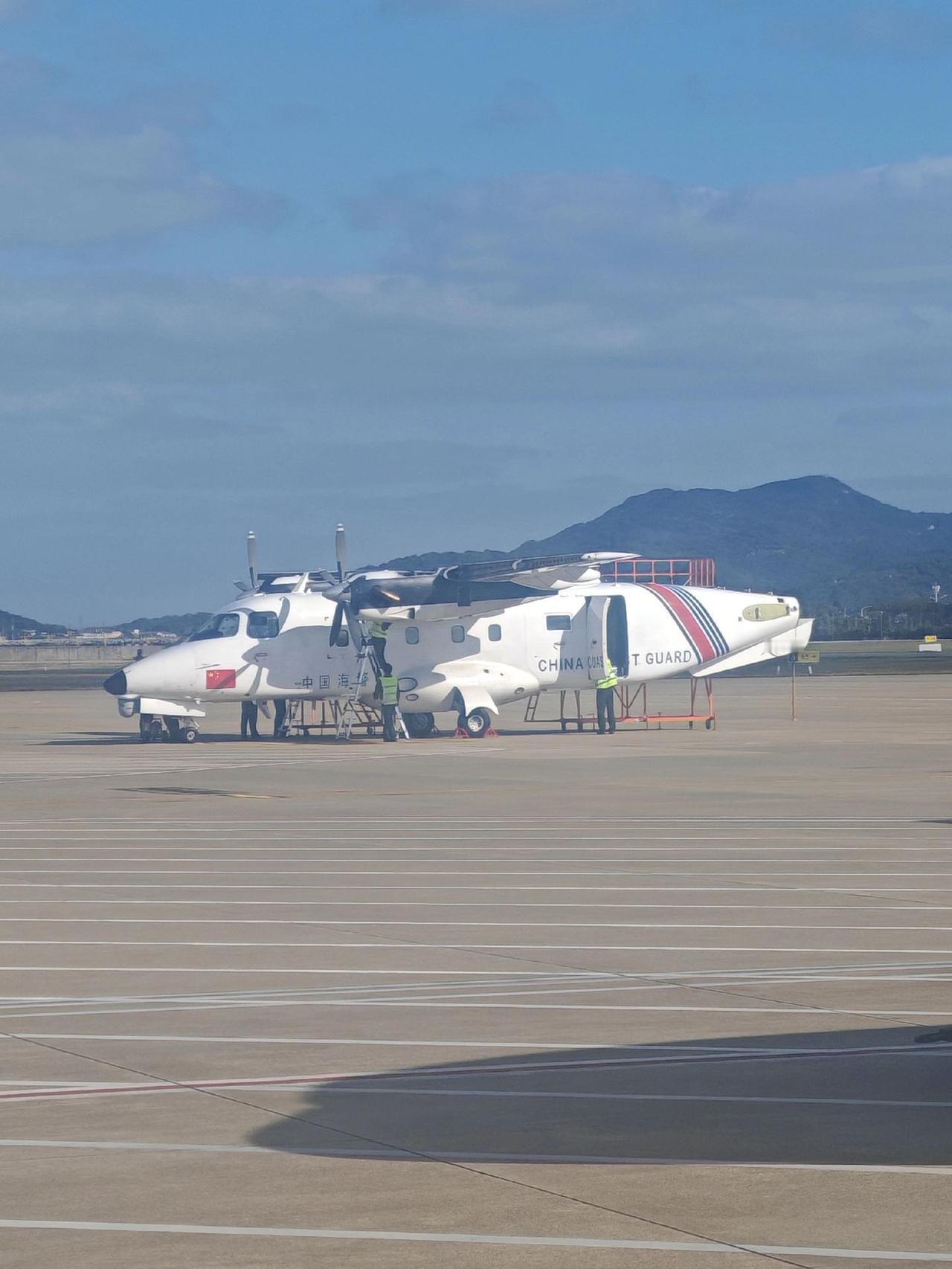 海警唯一的一架运-12巡逻机在大修维护中，巡逻机在机头下安装了光电头，取消了机翼