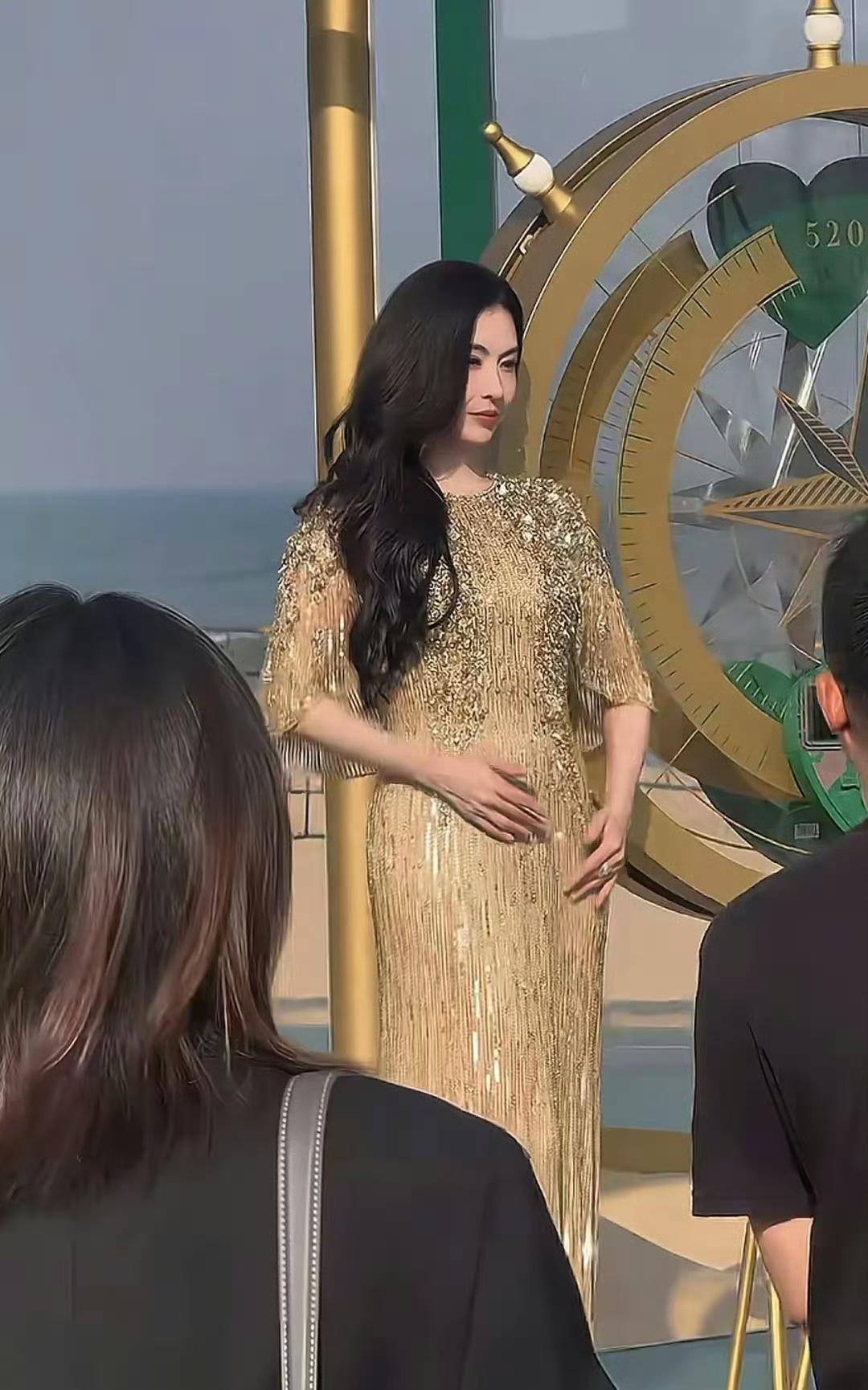 45岁张柏芝膀大腰圆，身材像中年大妈，全靠她那张顶级骨相美的小脸蛋撑住颜值！其