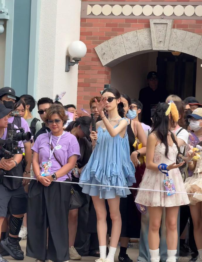 张艺凡的瘦太惊人！旁边本就纤细的女生，在她身旁都略显“壮”了。明星的身材管理真是