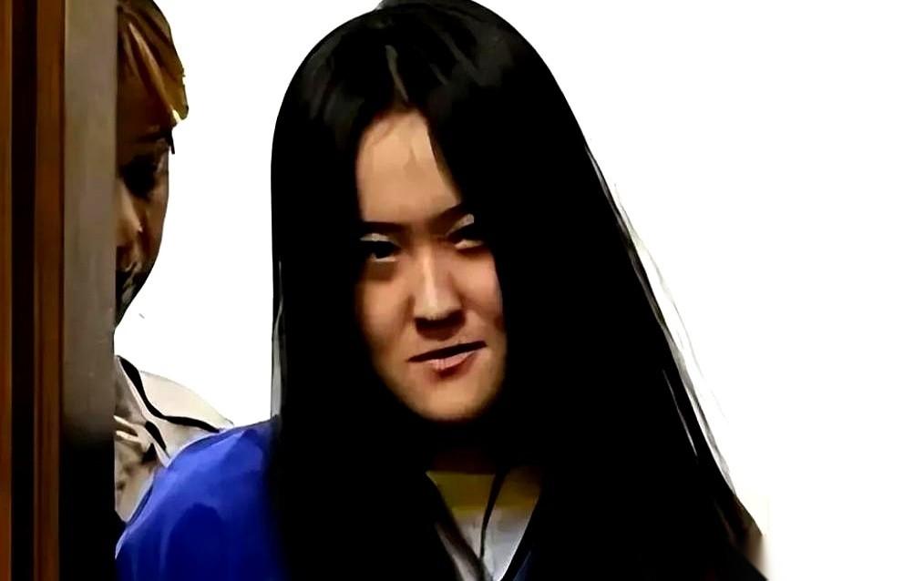真的，我看到这个案子的时候，后背都发凉。一个漂漂亮亮的女留学生，在法庭上翘着二