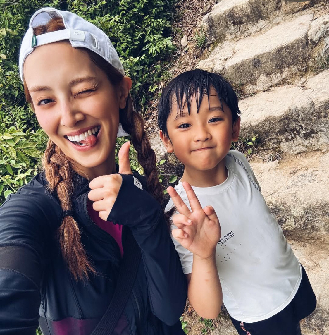 陈凯琳带娃行山，她和郑嘉颖的小孩颜值好高！​​​