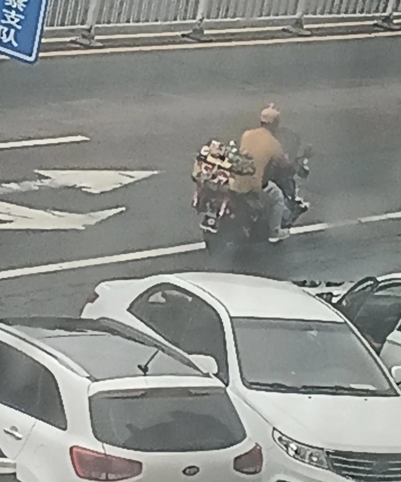 我发现，今年最火的一个行业是外卖行业，你看大街上，来来往往的外卖员跑的那叫一个欢