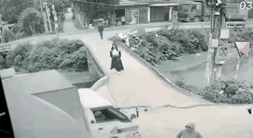 看到“一个敢开，一个不躲”这话题，我就想起好多搞笑场景。有的女司机开车...