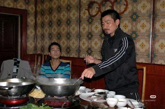 刘德华这事儿，说白了就是明明满汉全席摆面前，他偏要端起那碗白粥。当年他拍《天若