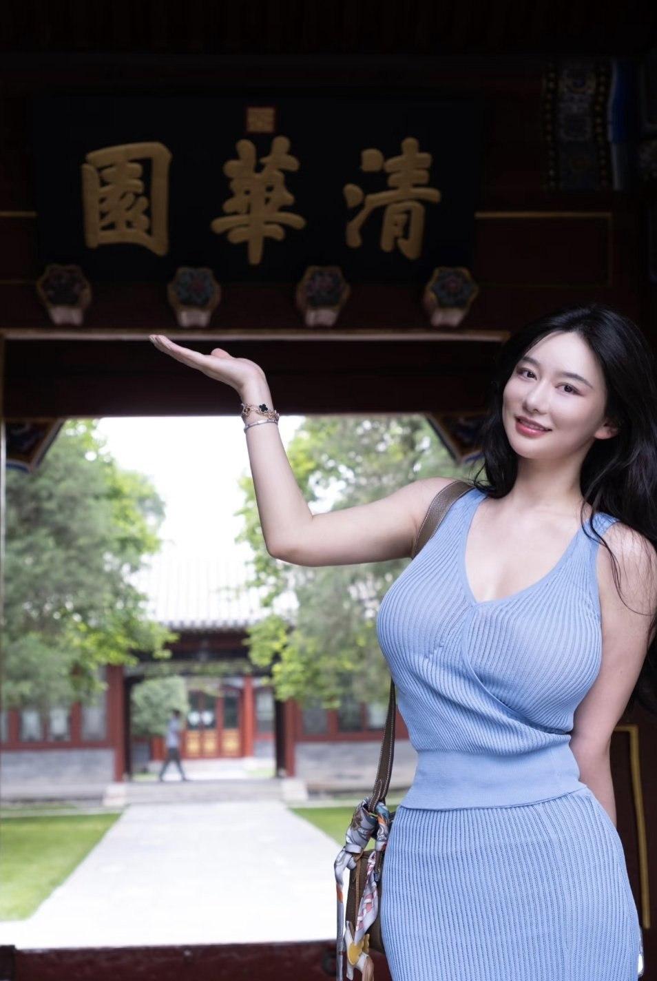 清华园里一袭烟蓝，素手轻抬，问天无言。笑靥如诗，胜却春光，古匾低眉，时光悄