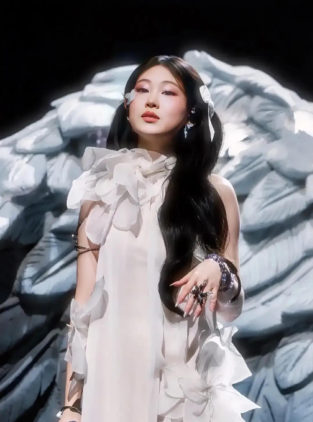 全开麦跑调，新人免赔跨年舞台第一次摔跟头，江苏卫视没让新人赔钱。合同里写清