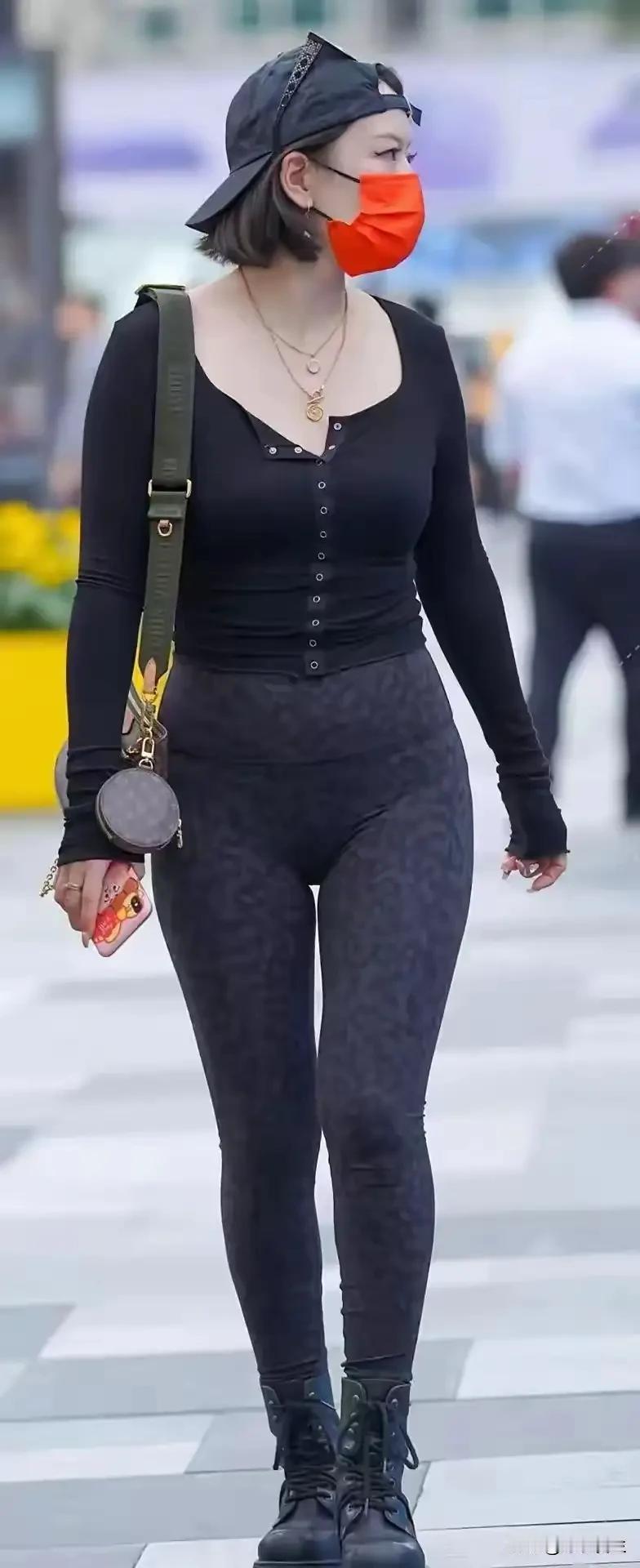 想穿瑜伽裤出门怕显局促？找对法子一点不尴尬！选高腰款的，小肚腩能藏得严严实实