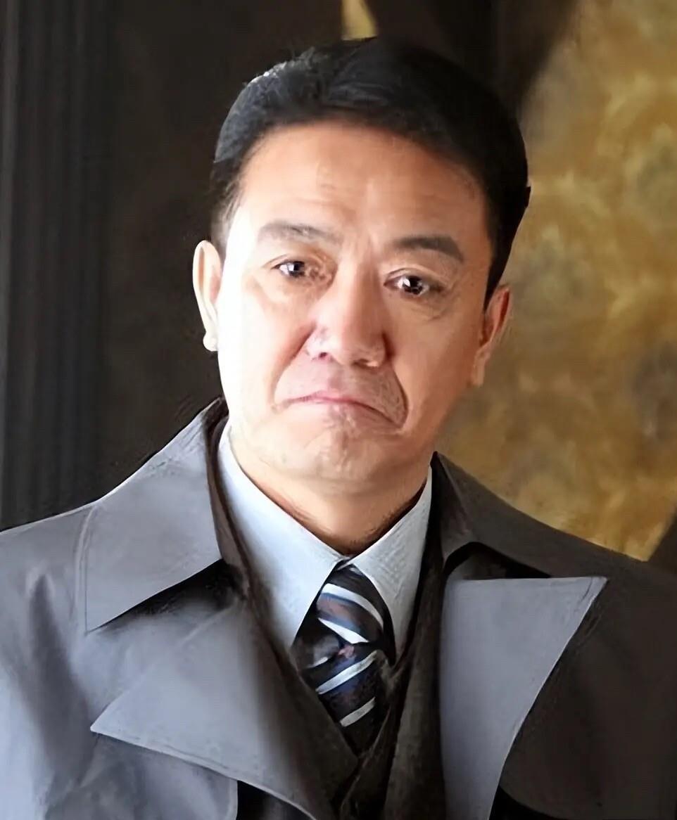 有件事。憋了很久。李幼斌这辈子在戏里演尽了硬汉，到老却没躲过家里那本难念的经。