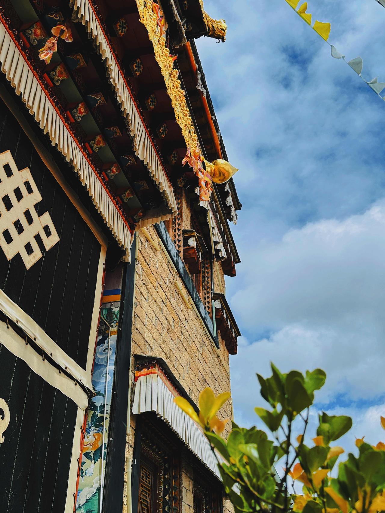 松赞林寺，在神迹的地方体验一般松赞林寺，全称噶丹·松赞林寺，是云南省规模最大