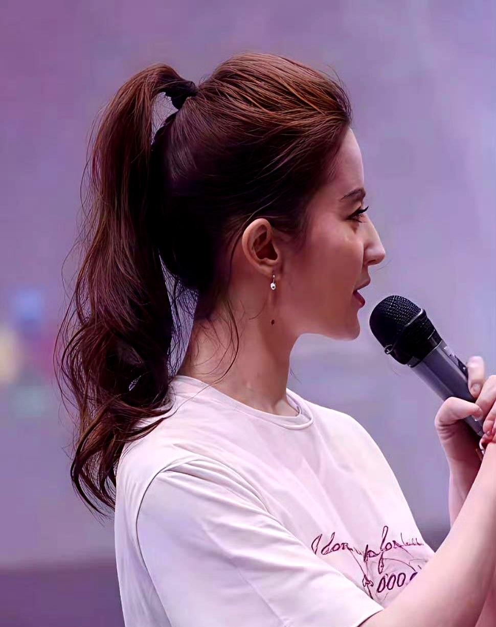 发量只有别人三分之一，却永远像瀑布她扎马尾时，镜头拉近只剩细细一束，发缝