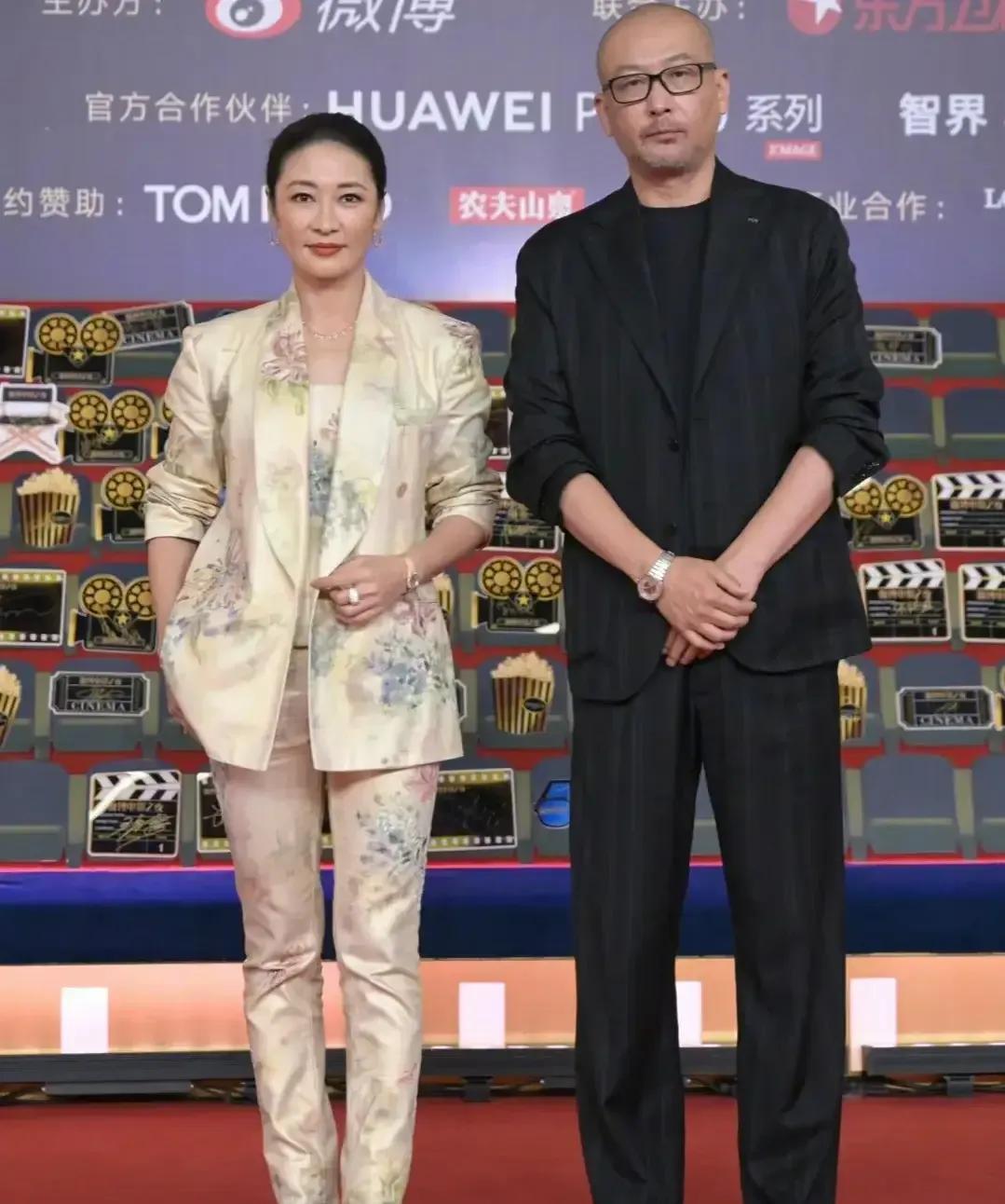 梁静，穿着鞋也能看出脚丫子很宽。