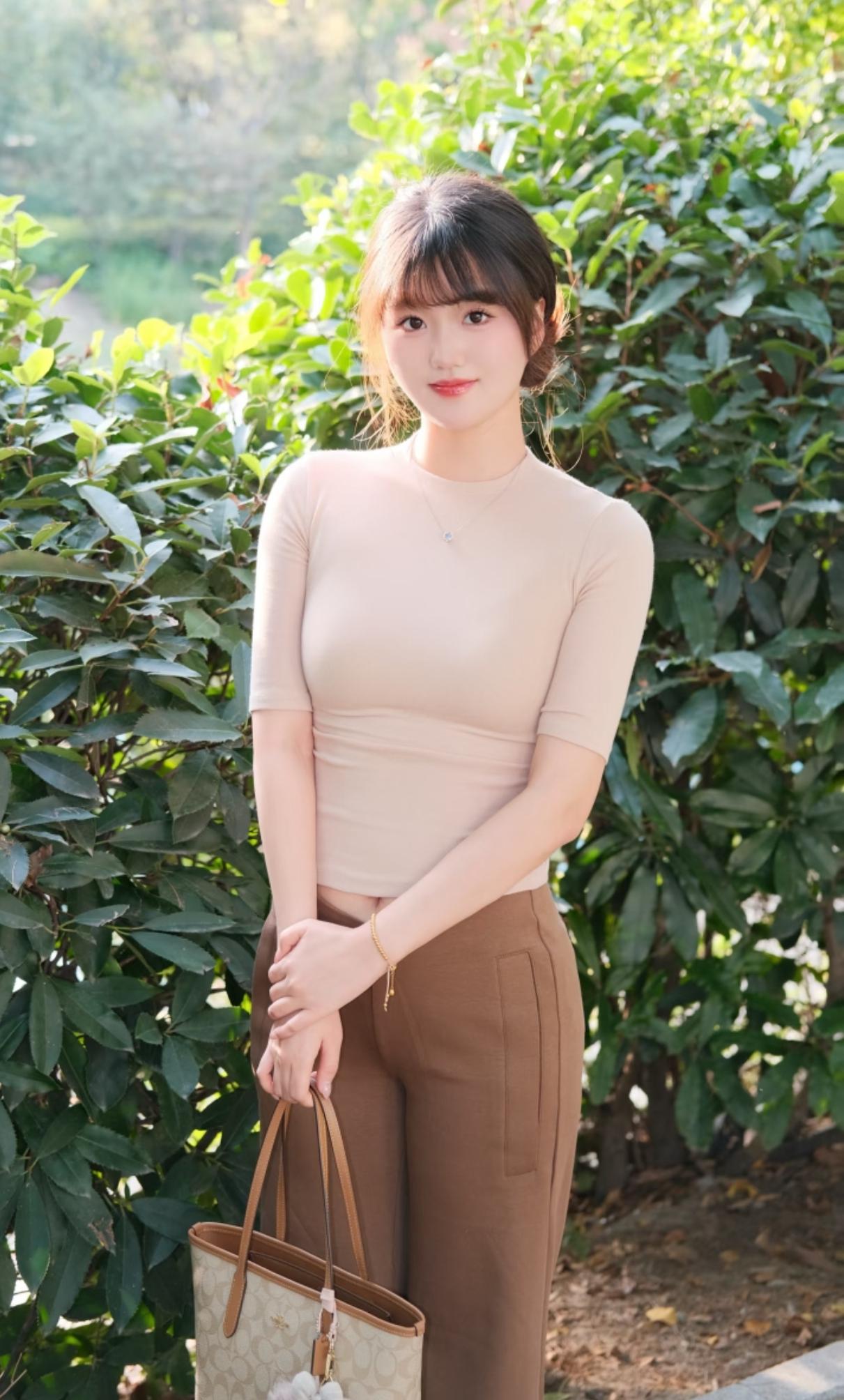 身材高挑女孩在茶园当采茶姑娘。