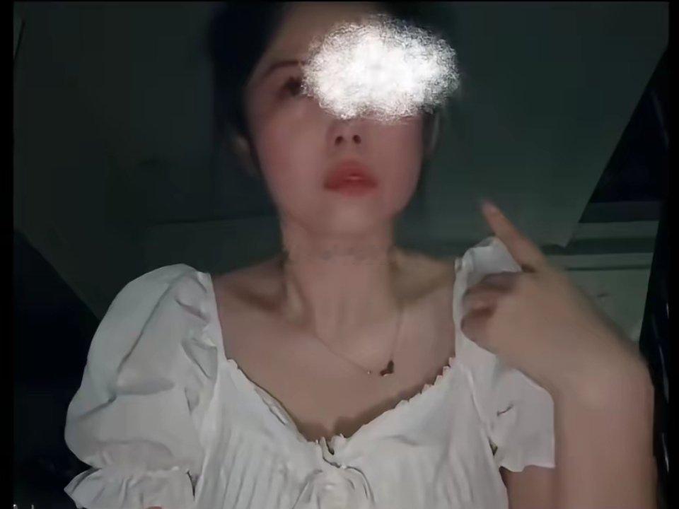 大晚上看到了白裙女子的道歉视频在视频里女孩子不停的扇自己耳光说自己是“犯贱”…原