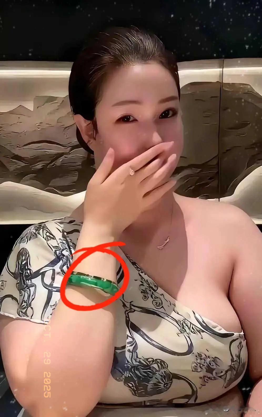 谁规定美就得是千篇一律的纤瘦或温柔啊!你看她那股自信劲儿,抬手间翡翠手镯泛着温