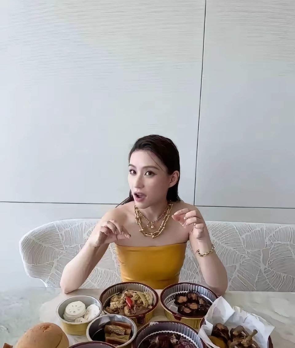 何超莲的下午茶真的挺奢侈，贫穷限制了我的想象。我只认出了藕片，还有面包，其他的有认识的吗？​